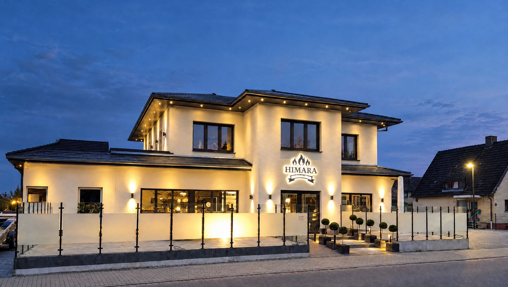 Das Restaurant Himara in Tornesch am Abend, beleuchtete Fassade mit Terrasse