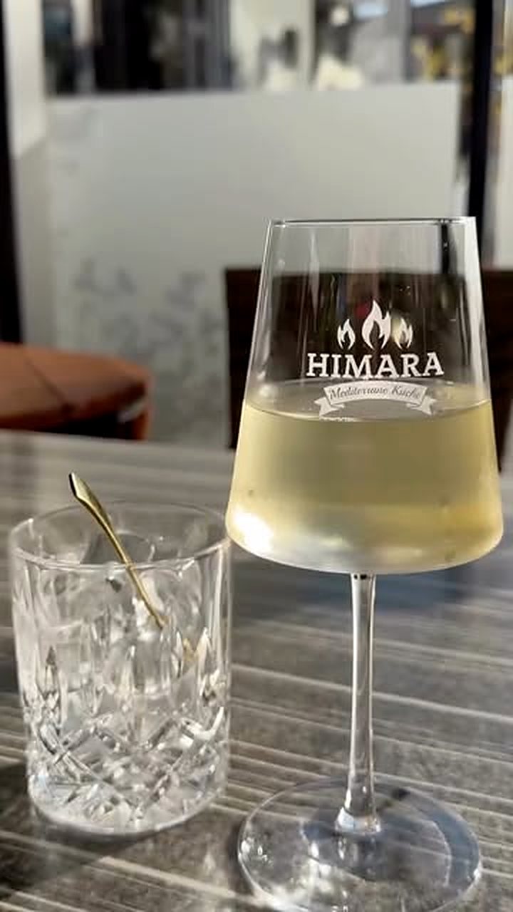 Weißwein im Himara-Glas auf einem Tisch im Restaurant